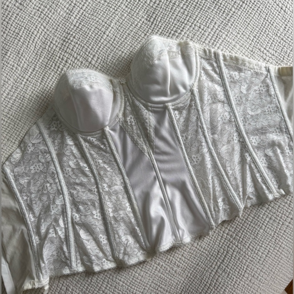 Elegant White Lace Bustier